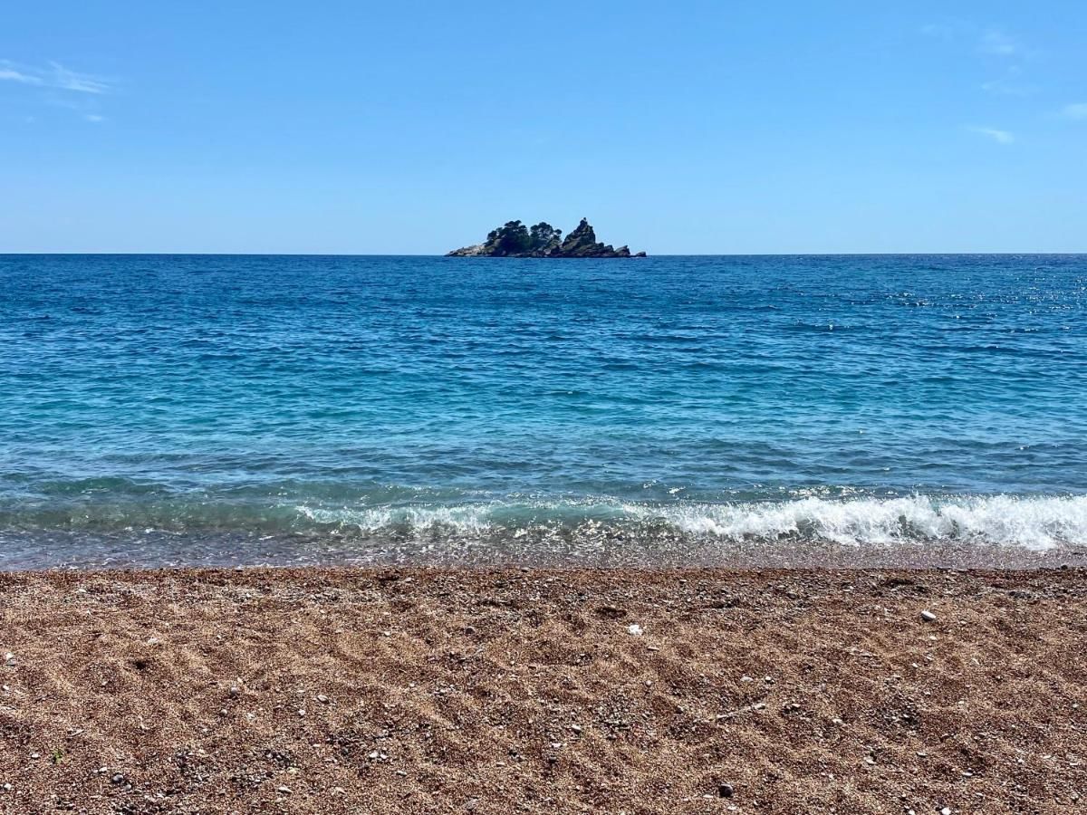 Апартаменты Family Beachfront Apartment Петровац