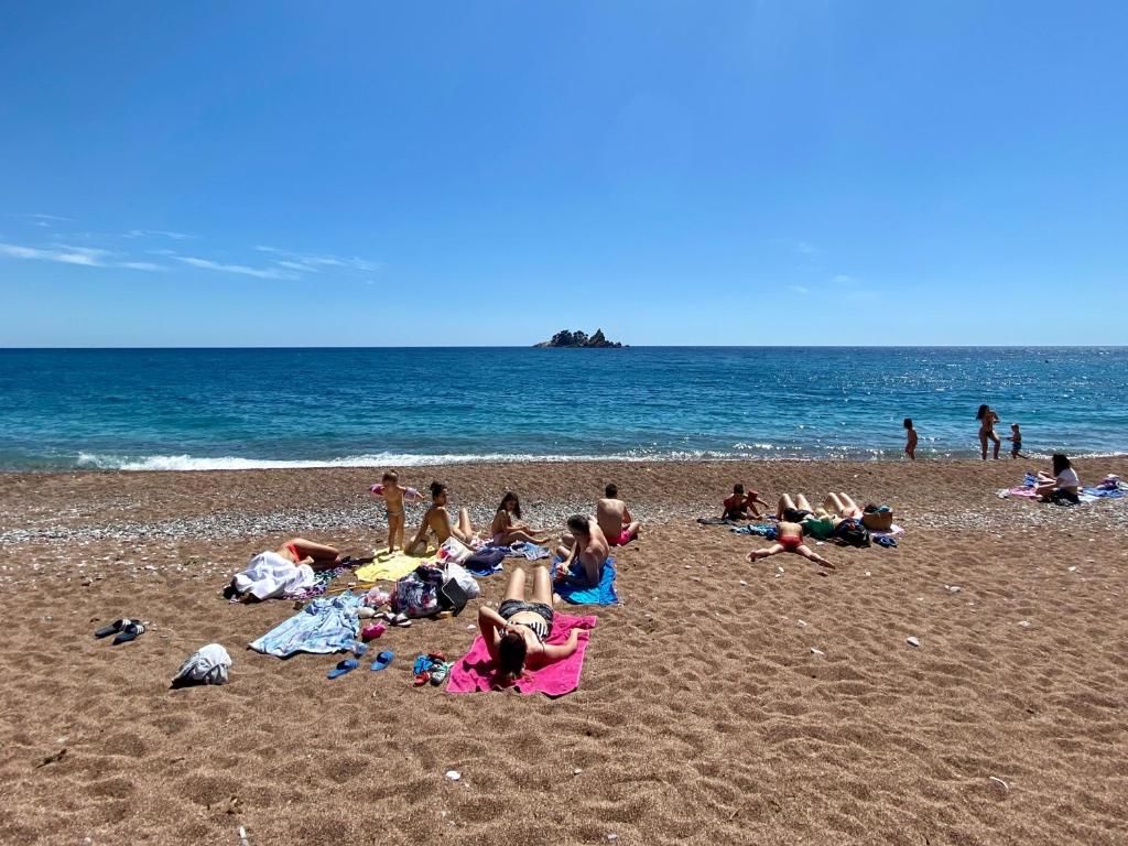 Апартаменты Family Beachfront Apartment Петровац